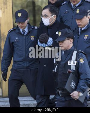 Südkorea : Anhörungen im Amtsenthebungsverfahren gegen Park Geun-hye (170123) - SÉOUL, 23 janvier 2017 -- Kim Chong (C), ancien vice-ministre de la Culture, des Sports et du Tourisme, part après avoir témoigné à l audience du procès de destitution du Président Park Geun-hye devant la Cour constitutionnelle de Séoul, Corée du Sud, le 23 janvier 2017. (Zhf) CORÉE DU SUD-SEOUL-COURT-KIM CHONG LeexSang-ho PUBLICATIONxNOTxINxCHN Corée du Sud audiences de destitution contre Park Geun hye Séoul janv 23 2017 les anciens vice-ministres de la Culture, des Sports et du Tourisme Kim Chong C quittent le pays après avoir témoigné À l'audience du président Banque D'Images