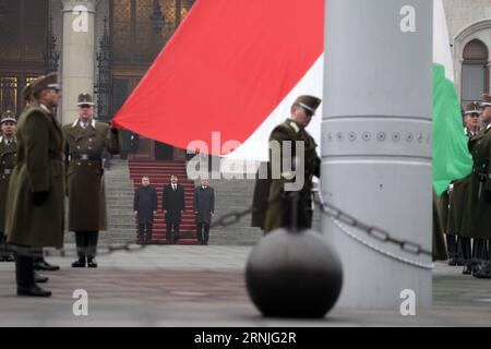 (170123) -- BUDAPEST, 23 janvier 2017 -- le Premier ministre hongrois Viktor Orban, le Président Janos Ader et le Président du Parlement Laszlo Kover Laszlo Kover assistent à la cérémonie de hissage et d’abaissement du drapeau national pour commémorer les victimes d’un accident de bus sur la place Kossuth devant le Parlement à Budapest, Hongrie, le 23 janvier 2017. La Hongrie a pleuré lundi les 16 personnes décédées vendredi soir dernier lorsqu'un bus qui ramenait des lycéens d'un voyage de ski en France s'est écrasé sur un pylône d'autoroute près de Vérone, en Italie, et a pris feu. HONGRIE-BUDAPEST-BUS CRASH-DEUIL CSABAXDOMOTOR Banque D'Images