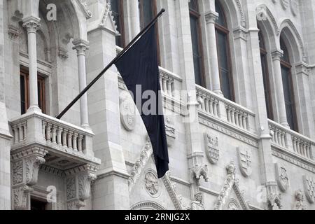 (170123) -- BUDAPEST, 23 janvier 2017 -- Un drapeau noir flotte sur le Parlement pour pleurer les victimes d'un accident d'autobus à Budapest, Hongrie, le 23 janvier 2017. La Hongrie a pleuré lundi les 16 personnes décédées vendredi soir dernier lorsqu'un bus qui ramenait des lycéens d'un voyage de ski en France s'est écrasé sur un pylône d'autoroute près de Vérone, en Italie, et a pris feu. HUNGARY-BUDAPEST-BUS CRASH-DEUIL CsabaxDomotor PUBLICATIONxNOTxINxCHN Budapest Jan 23 2017 un drapeau noir FLOTTE SUR le bâtiment du Parlement à Morne les victimes d'un accident d'autobus à Budapest Hongrie Jan 23 2017 Hongrie pleuré Banque D'Images