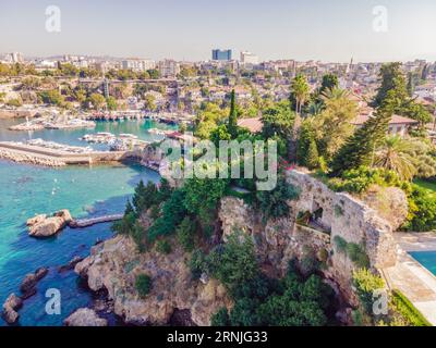 Vue de la vieille Antalya depuis un drone ou vue plongeante. C'est la zone de la vieille ville et du vieux port Banque D'Images