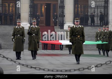 (170123) -- BUDAPEST, 23 janvier 2017 -- le Premier ministre hongrois Viktor Orban, le Président Janos Ader et le Président du Parlement Laszlo Kover Laszlo Kover assistent à la cérémonie de hissage et d’abaissement du drapeau national pour commémorer les victimes d’un accident de bus sur la place Kossuth devant le Parlement à Budapest, Hongrie, le 23 janvier 2017. La Hongrie a pleuré lundi les 16 personnes décédées vendredi soir dernier lorsqu'un bus qui ramenait des lycéens d'un voyage de ski en France s'est écrasé sur un pylône d'autoroute près de Vérone, en Italie, et a pris feu. HONGRIE-BUDAPEST-BUS CRASH-DEUIL CSABAXDOMOTOR Banque D'Images