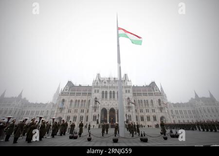 Bilder des Tages (170123) -- BUDAPEST, le 23 janvier 2017 -- le drapeau national de la Hongrie flotte en Berne sur la place Kossuth devant le bâtiment du Parlement pleurent les victimes d'un accident d'autobus à Budapest, Hongrie, le 23 janvier 2017. La Hongrie a pleuré lundi les 16 personnes décédées vendredi soir dernier lorsqu'un bus qui ramenait des lycéens d'un voyage de ski en France s'est écrasé sur un pylône d'autoroute près de Vérone, en Italie, et a pris feu. HONGRIE-BUDAPEST-BUS CRASH-DEUIL CsabaxDomotor PUBLICATIONxNOTxINxCHN Images le jour Budapest Jan 23 2017 Hongrie S drapeau national FLOTTE EN Berne SUR Ko Banque D'Images