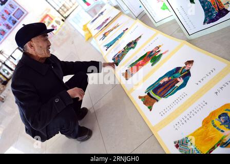 (170125) -- HAIDONG, 24 janvier 2017 -- Jin Wenlu expose ses créations de marionnettes d'ombre de figures du roman chinois The Water Margin , au village de Shuanggeda dans le comté de Hualong, dans la province de Qinghai, au nord-ouest de la Chine, le 24 janvier 2017. Jin, 61 ans, engagé dans la fabrication de marionnettes depuis environ 14 ans, a créé de nombreuses œuvres de personnages de romans classiques chinois tels que A Dream in Red Mansions et The Water Margin . (wf) CHINA-QINGHAI-SHADOW PUPPET-ARTISAN (CN) WangxBo PUBLICATIONxNOTxINxCHN Haidong Jan 24 2017 Jin expose ses créations de marionnettes d'ombre de figures du roman chinois Banque D'Images