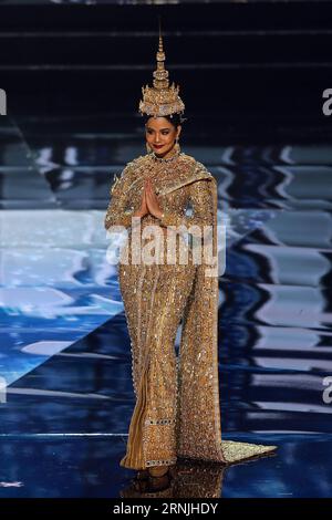 PASAY CITY, le 26 janvier 2017 -- Miss Thaïlande Chalita Suansane présente son costume national sur scène lors du 65e spectacle national de costumes de Miss Univers à Pasay City, aux Philippines, le 26 janvier 2017. Les participants de divers pays et régions sont aux Philippines pour le 65e concours Miss Univers. ) (zy) PHILIPPINES-MANILA-MISS UNIVERSE-PRELIMINARY SHOW RouellexUmali PUBLICATIONxNOTxINxCHN Pasay City Jan 26 2017 Miss Thai Country Chalita présente son costume national sur scène lors du 65e Miss Universe National costume Show à Pasay City les Philippines Jan 26 2017 concurrents de Banque D'Images