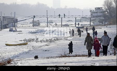 (170127) -- BELGRADE, 27 janvier 2017 -- les gens marchent sur un trottoir enneigé le long du Danube par une froide journée d'hiver à Belgrade le 27 janvier 2017. Une autre semaine de basses températures est attendue en Serbie avec un avertissement jaune pour le brouillard. ) (zy) SERBIE-BELGRADE-WEATHER-DANUBE-ICE PredragxMilosavljevic PUBLICATIONxNOTxINxCHN Belgrade Jan 27 2017 célébrités marchent sur un trottoir enneigé sur le Danube PAR une froide journée d'hiver à Belgrade LE 27 2017 janvier une autre semaine de basses températures EST attendue en Serbie avec un avertissement jaune pour le brouillard ZY Serbie Belgrade Météo Danube PredragxMilosavljevic PUBLICATIO Banque D'Images