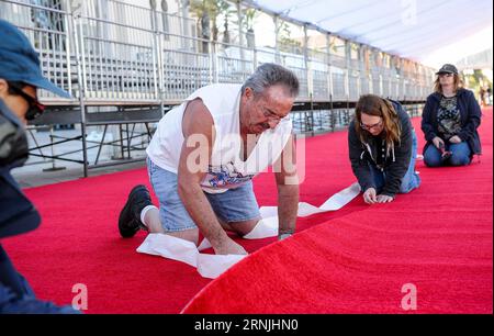 (170127) -- LOS ANGELES, 27 janvier 2017 -- les travailleurs se préparent pour la 23e cérémonie annuelle des Screen Actors Guild Awards à Los Angeles, aux États-Unis, le 27 janvier 2017. La 23e cérémonie annuelle des Screen Actors Guild Awards aura lieu le 29 janvier 2017. ) US-LOS ANGELES-SAG AWARDS-PREPARATION ZhangxChaoqun PUBLICATIONxNOTxINxCHN Los Angeles Jan 27 2017 les travailleurs se préparent pour la 23e cérémonie annuelle des Screen Actors Guild Awards à Los Angeles aux États-Unis LE 27 2017 janvier la 23e cérémonie annuelle des Screen Actors Guild Awards sera Hero LE 29 2017 janvier à Los Angeles SAG Awards préparation ZhangxC Banque D'Images