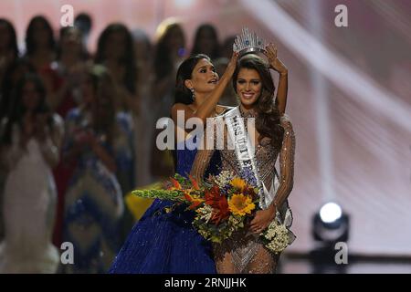 Miss Univers 2015 Pia Wurtzbach (L) couronne Miss Univers 2016 Iris Mittenaere de France à Pasay City, Philippines, le 30 janvier 2017. ) (zw) PHILIPPINES-PASAY CITY-MISS UNIVERS RouellexUmali PUBLICATIONxNOTxINxCHN Miss Univers 2015 Pia Wurtzbach l Crowns Miss Univers 2016 Iris Mittenaere de France à Pasay City Philippines Jan 30 2017 ZW Philippines Pasay City Miss Universe RouellexUmali PUBLICATIONxNOTxINxCHN Banque D'Images