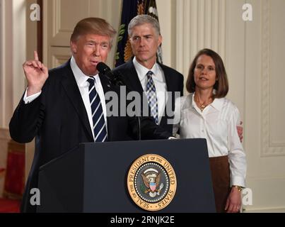 (170201) -- WASHINGTON, 31 janvier 2017 -- le juge Neil Gorsuch (C) et son épouse Marie Louise écoutent après que le président américain Donald Trump (L) l'ait nommé à la Cour suprême, à la Maison Blanche à Washington, D.C., États-Unis, le 31 janvier 2017. Le président américain Donald Trump a annoncé mardi soir qu’il avait choisi le juge Neil Gorsuch comme nouveau juge à la Cour suprême, qui a été divisée à parts égales entre les nommés démocrates et les républicains depuis le décès du juge Antonin Scalia en février dernier. )(gj) U.S.-WASHINGTON-TRUMP-JUGE NEIL GORSUCH YinxBogu PUBLICATIONxNOTxINxCHN Washington janvier 31 201 Banque D'Images