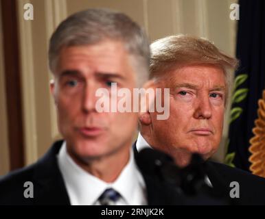 Themen der Woche Bilder des Tages (170201) -- WASHINGTON, le 31 janvier 2017 -- le juge Neil Gorsuch (à gauche) parle après que le président américain Donald Trump l'ait nommé à la Cour suprême, à la Maison Blanche à Washington, D.C., aux États-Unis, le 31 janvier 2017. Le président américain Donald Trump a annoncé mardi soir qu’il avait choisi le juge Neil Gorsuch comme nouveau juge à la Cour suprême, qui a été divisée à parts égales entre les nommés démocrates et les républicains depuis le décès du juge Antonin Scalia en février dernier. )(gj) U.S.-WASHINGTON-TRUMP-JUGE NEIL GORSUCH YinxBogu PUBLICATIONxNOTxINxCHN sujets de la semaine I. Banque D'Images