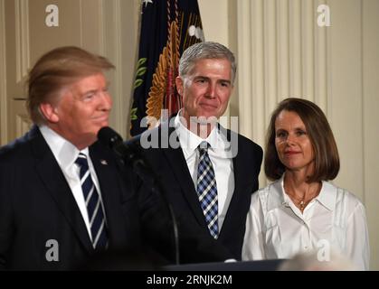 Bilder des Tages (170201) -- WASHINGTON, 31 janvier 2017 -- le juge Neil Gorsuch (C) et son épouse Marie Louise écoutent après que le président américain Donald Trump (L) l'ait nommé à la Cour suprême, à la Maison Blanche à Washington, D.C., États-Unis, le 31 janvier 2017. Le président américain Donald Trump a annoncé mardi soir qu’il avait choisi le juge Neil Gorsuch comme nouveau juge à la Cour suprême, qui a été divisée à parts égales entre les nommés démocrates et les républicains depuis le décès du juge Antonin Scalia en février dernier. )(gj) U.S.-WASHINGTON-TRUMP-JUGE NEIL GORSUCH YinxBogu PUBLICATIONxNOTxINxCHN Imag Banque D'Images