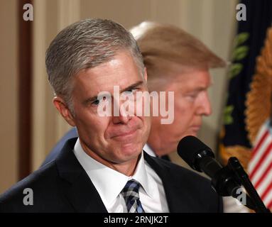 (170201) -- WASHINGTON, 31 janvier 2017 -- le juge Neil Gorsuch (à gauche) prend la parole après que le président américain Donald Trump l'ait nommé à la Cour suprême, à la Maison Blanche à Washington, D.C., aux États-Unis, le 31 janvier 2017. Le président américain Donald Trump a annoncé mardi soir qu’il avait choisi le juge Neil Gorsuch comme nouveau juge à la Cour suprême, qui a été divisée à parts égales entre les nommés démocrates et les républicains depuis le décès du juge Antonin Scalia en février dernier. )(gj) U.S.-WASHINGTON-TRUMP-JUGE NEIL GORSUCH YinxBogu PUBLICATIONxNOTxINxCHN Washington Jan 31 2017 le juge Neil l parle après U. Banque D'Images