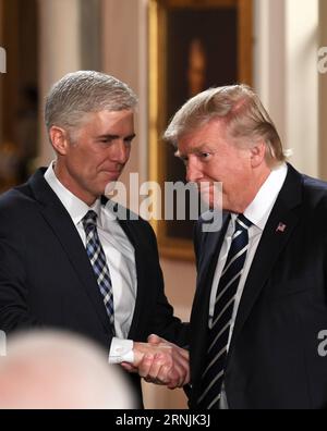 (170201) -- WASHINGTON, 31 janvier 2017 -- le président américain Donald Trump serre la main du juge Neil Gorsuch après l'avoir nommé à la Cour suprême, à la Maison Blanche à Washington, D.C., États-Unis, le 31 janvier 2017. Le président américain Donald Trump a annoncé mardi soir qu’il avait choisi le juge Neil Gorsuch comme nouveau juge à la Cour suprême, qui a été divisée à parts égales entre les nommés démocrates et les républicains depuis le décès du juge Antonin Scalia en février dernier. )(gj) U.S.-WASHINGTON-TRUMP-JUGE NEIL GORSUCH YinxBogu PUBLICATIONxNOTxINxCHN Washington janvier 31 2017 le président de l'U do Banque D'Images