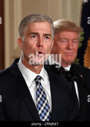 (170201) -- WASHINGTON, 31 janvier 2017 -- le juge Neil Gorsuch (à gauche) prend la parole après que le président américain Donald Trump l'ait nommé à la Cour suprême, à la Maison Blanche à Washington, D.C., aux États-Unis, le 31 janvier 2017. Le président américain Donald Trump a annoncé mardi soir qu’il avait choisi le juge Neil Gorsuch comme nouveau juge à la Cour suprême, qui a été divisée à parts égales entre les nommés démocrates et les républicains depuis le décès du juge Antonin Scalia en février dernier. )(gj) U.S.-WASHINGTON-TRUMP-JUGE NEIL GORSUCH YinxBogu PUBLICATIONxNOTxINxCHN Washington Jan 31 2017 le juge Neil l parle après U. Banque D'Images