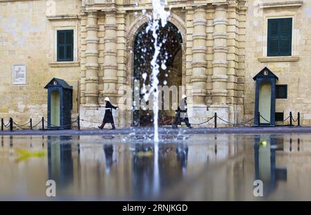 Bilder des Tages Malta vor dem eu-Gipfel (170202) -- LA VALETTE, le 2 février 2017 -- deux gardes marchent devant la porte du palais du Grand Maître, où se tiendra le sommet, un jour avant le sommet informel de l'UE à la Valette, capitale de Malte, le 2 février 2017. )(cl) SOMMET MALTE-LA VALETTE-UE JinxYu PUBLICATIONxNOTxINxCHN Images le jour Malte avant le Sommet de l'UE la Valette 2 2017 février deux gardes marchent devant la porte du Palais du Grand Maître S où le Sommet sera héros un jour avant le Sommet informel de l'UE à la Valette capitale de Malte février 2 2017 CL Malte Valette Sommet UE JinxYu PUBLICATI Banque D'Images