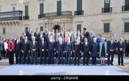 Themen der Woche Bilder des Tages eu-Gipfel à Malte (170203) -- LA VALETTE, le 3 février 2017 -- les dirigeants de l'UE et des pays européens posent pour une photo de famille devant le palais présidentiel après la première table ronde du sommet informel de l'UE à la Valette, Malte, le 3 février 2017. ) (zy) SOMMET MALTE-VALETTE-UE MarkxZammitxCordina PUBLICATIONxNOTxINxCHN Thèmes de la semaine Images la Journée Sommet de l'UE à Malte Valette 3 2017 février les dirigeants de l'UE et des pays européens posent pour une photo de famille devant le Palais présidentiel après la première table ronde du Sommet informel de l'UE à la Valette Banque D'Images