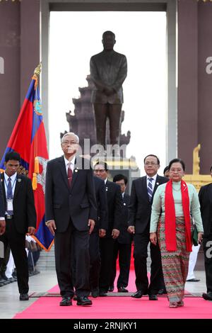 (170203) -- PHNOM PENH, 3 février 2017 -- le président du Myanmar U Htin Kyaw (L, devant) part après avoir rendu hommage à la statue du défunt roi cambodgien le Père Norodom Sihanouk à Phnom Penh, Cambodge, le 3 février 2017. Le président du Myanmar U Htin Kyaw est arrivé vendredi au Cambodge pour une visite d'Etat de quatre jours à l'invitation du roi cambodgien Norodom Sihamoni.)(zhf) CAMBODGE-PHNOM PENH-MYANMAR-PRÉSIDENT-VISITE D'ETAT Sovannara PUBLICATIONxNOTxINxCHN Phnom Penh février 3 2017 le président du Myanmar U Htin Kyaw l part après avoir rendu hommage à la statue de feu Roi cambodgien Père Norodom Sihanouk en P Banque D'Images