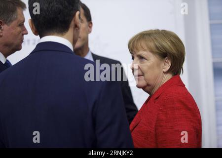 Eu-Gipfel à Malte (170203) -- LA VALETTE, le 3 février 2017 -- la chancelière allemande Angela Merkel (R) arrive pour assister au sommet informel de l'Union européenne à la Valette, Malte, le 3 février 2017.) (zy) SOMMET MALTE-VALETTE-UE JinxYu PUBLICATIONxNOTxINxCHN Sommet de l'UE à Malte Vallette 3 2017 février la chancelière allemande Angela Merkel participe au Sommet informel de l'Union européenne à la Valette Malte 3 2017 février ZY Malte Sommet de l'UE à la Valette JinxYu PUBLICATIONxNOTxINxCHN Banque D'Images