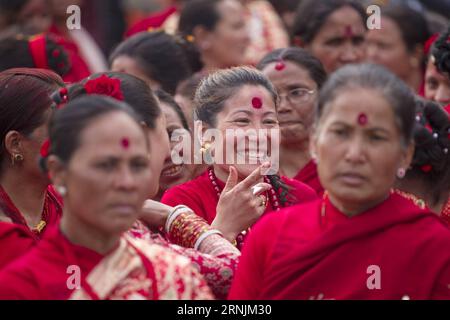 (170203) -- KATMANDOU, 3 février 2017 -- Une dévote hindoue népalaise sourit avant d'offrir des prières le jour propice Saptami pendant le festival Madhav Narayan à Sankhu, dans la banlieue de Katmandou, Népal, le 3 février 2017. Les femmes hindoues népalaises observent un jeûne et prient la déesse Swasthani et le Dieu Madhavnarayan pour la longévité de leurs maris et la prospérité familiale pendant le festival d'un mois. )(zhf) NEPAL-KATHMANDU-MADHAV NARAYAN FESTIVAL PratapxThapa PUBLICATIONxNOTxINxCHN Katmandou février 3 2017 une femme hindoue népalaise sourit avant d'offrir des prières LE jour propice Saptami Banque D'Images