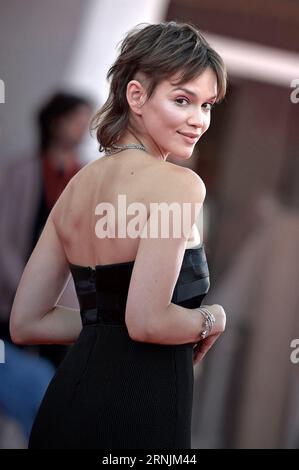 Venise, Italie. 01 septembre 2023. Emilia Schüle assiste à un tapis rouge pour le film "Poor Things" au 80e Festival International du film de Venise le vendredi 1 septembre 2023 à Venise, Italie. Photo de Rocco Spaziani/UPI crédit : UPI/Alamy Live News Banque D'Images