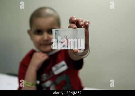 170204 -- SAO PAULO, 4 février 2017 -- Pedro, huit ans, montre une des photos prises à l'Institut de traitement du cancer chez l'enfant, à Sao Paulo, Brésil, le 2 février 2017. Le projet hebdomadaire Photographer patient est réalisé ici en donnant des caméras instantanées aux patients afin qu'ils puissent photographier leur vie quotidienne. La Journée mondiale contre le cancer tombe le 4 février. Rahel Patrassogj BRÉSIL-SAO PAULO-JOURNÉE MONDIALE DU CANCER-FEATURE e RahelxPatrasso PUBLICATIONxNOTxINxCHN Banque D'Images