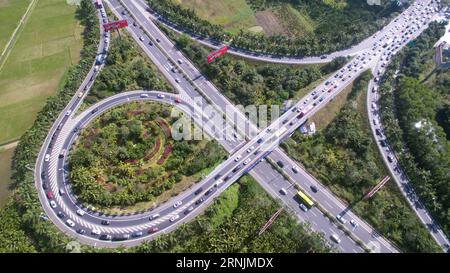 (170205) -- PÉKIN, -- la photo prise le 29 janvier 2017 montre l'entrée bondée de l'autoroute pendant la ruée des voyages de la fête du printemps à Qionghai, dans la province de Hainan du sud de la Chine. Environ 2,98 milliards de voyages devraient être effectués pendant la ruée des voyages du Spring Festival qui dure du 13 janvier au 21 février. La fête du printemps, ou le nouvel an lunaire chinois, est l'occasion la plus importante pour les réunions de famille et tombe le 28 janvier de cette année. ) XINHUA PHOTO CHOIX HEBDOMADAIRES (FESTIVAL DU PRINTEMPS) MengxZhongde PUBLICATIONxNOTxINxCHN Pékin la photo prise LE 29 2017 janvier montre l'entrée de l'autoroute bondée pendant le printemps Banque D'Images