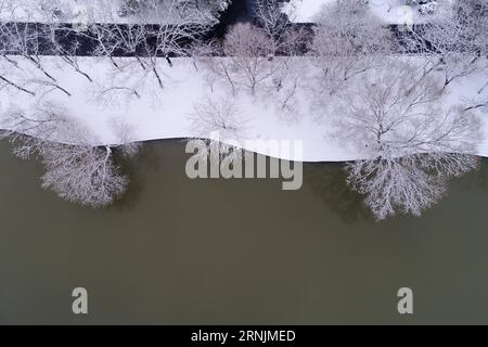 (170205) -- BEIJING, 1 février 2017 -- une photo aérienne prise le 1 février 2017 montre le paysage de neige de la ville de Huai an, province du Jiangsu dans l est de la Chine.) XINHUA PHOTO CHOIX HEBDOMADAIRES (FESTIVAL DU PRINTEMPS) HexJinghua PUBLICATIONxNOTxINxCHN Pékin février 1 2017 photo aérienne prise LE 1 2017 février montre le paysage de neige de Huai à la ville est Chine S Jiangsu province XINHUA photo choix hebdomadaires Festival du printemps HexJinghua PUBLICATIONxNOTxINxCHN Banque D'Images