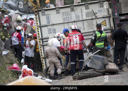 (170205) -- TEGUCIGALPA, 5 février 2017 -- des sauveteurs travaillent sur le site où un autobus de passagers est entré en collision avec un semi-camion le long de la route reliant la capitale Tegucigalpa à la partie sud du Honduras, le 5 février 2017. Au moins 17 personnes ont été tuées et 35 autres blessées dimanche lorsqu'un autobus de passagers est entré en collision avec une semi-roche dans le sud du Honduras, ont rapporté les médias locaux. HONDURAS-TEGUCIGALPA-ACCIDENT-COLLISION RAFAELxOCHOA PUBLICATIONxNOTxINxCHN Tegucigalpa février 5 2017 travaux de sauvetage SUR le site où un autobus de passagers est entré en collision avec un semi-camion le long de la route reliant le Capital Teg Banque D'Images