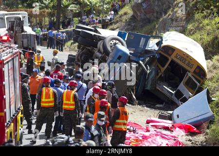 (170205) -- TEGUCIGALPA, 5 février 2017 -- des sauveteurs travaillent sur le site où un autobus de passagers est entré en collision avec un semi-camion le long de la route reliant la capitale Tegucigalpa à la partie sud du Honduras, le 5 février 2017. Au moins 17 personnes ont été tuées et 35 autres blessées dimanche lorsqu'un autobus de passagers est entré en collision avec une semi-roche dans le sud du Honduras, ont rapporté les médias locaux. HONDURAS-TEGUCIGALPA-ACCIDENT-COLLISION RAFAELxOCHOA PUBLICATIONxNOTxINxCHN Tegucigalpa février 5 2017 travaux de sauvetage SUR le site où un autobus de passagers est entré en collision avec un semi-camion le long de la route reliant le Capital Teg Banque D'Images