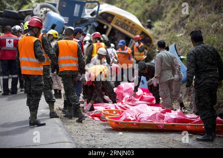 (170205) -- TEGUCIGALPA, 5 février 2017 -- des sauveteurs travaillent sur le site où un autobus de passagers est entré en collision avec un semi-camion le long de la route reliant la capitale Tegucigalpa à la partie sud du Honduras, le 5 février 2017. Au moins 17 personnes ont été tuées et 35 autres blessées dimanche lorsqu'un autobus de passagers est entré en collision avec une semi-roche dans le sud du Honduras, ont rapporté les médias locaux. HONDURAS-TEGUCIGALPA-ACCIDENT-COLLISION RAFAELxOCHOA PUBLICATIONxNOTxINxCHN Tegucigalpa février 5 2017 travaux de sauvetage SUR le site où un autobus de passagers est entré en collision avec un semi-camion le long de la route reliant le Capital Teg Banque D'Images