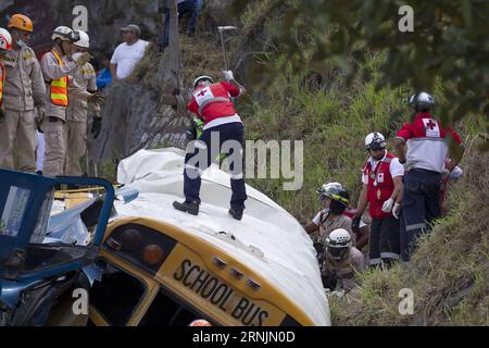 (170205) -- TEGUCIGALPA, 5 février 2017 -- des sauveteurs travaillent sur le site où un autobus de passagers est entré en collision avec un semi-camion le long de la route reliant la capitale Tegucigalpa à la partie sud du Honduras, le 5 février 2017. Au moins 17 personnes ont été tuées et 35 autres blessées dimanche lorsqu'un autobus de passagers est entré en collision avec une semi-roche dans le sud du Honduras, ont rapporté les médias locaux. HONDURAS-TEGUCIGALPA-ACCIDENT-COLLISION RAFAELxOCHOA PUBLICATIONxNOTxINxCHN Tegucigalpa février 5 2017 travaux de sauvetage SUR le site où un autobus de passagers est entré en collision avec un semi-camion le long de la route reliant le Capital Teg Banque D'Images