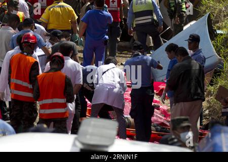 (170205) -- TEGUCIGALPA, 5 février 2017 -- des sauveteurs travaillent sur le site où un autobus de passagers est entré en collision avec un semi-camion le long de la route reliant la capitale Tegucigalpa à la partie sud du Honduras, le 5 février 2017. Au moins 17 personnes ont été tuées et 35 autres blessées dimanche lorsqu'un autobus de passagers est entré en collision avec une semi-roche dans le sud du Honduras, ont rapporté les médias locaux. HONDURAS-TEGUCIGALPA-ACCIDENT-COLLISION RAFAELxOCHOA PUBLICATIONxNOTxINxCHN Tegucigalpa février 5 2017 travaux de sauvetage SUR le site où un autobus de passagers est entré en collision avec un semi-camion le long de la route reliant le Capital Teg Banque D'Images