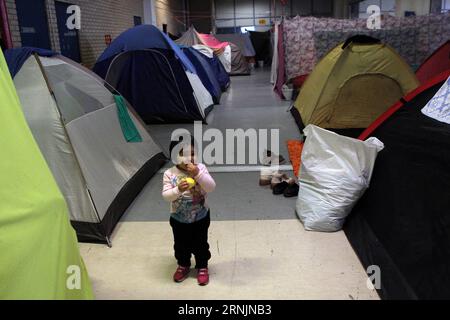 (170206) -- ATHÈNES, 6 février 2017 -- Une jeune fille est vue à l'intérieur d'un centre public pour réfugiés et migrants à l'ancien aéroport d'Elliniko, au sud d'Athènes, le 6 février 2017. Le ministre grec de la migration, Yannis Mouzalas, a visité le site et a promis une aide accrue aux personnes qui réclament de meilleures conditions de vie. (zw) GRÈCE-ATHÈNES-RÉFUGIÉE MariosxLolos PUBLICATIONxNOTxINxCHN Athènes février 6 2017 une fille EST des lacs à l'intérieur d'une installation gérée par l'État pour les réfugiés et les migrants AU vieil aéroport d'Elliniko au sud d'Athènes LE 6 2017 février, les ministres grecs de la migration Yannis Mouzalas ont visité le site et se sont engagés Banque D'Images