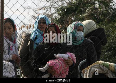 (170206) -- ATHÈNES, 6 février 2017 -- des réfugiés et des migrants sont vus à l'intérieur d'une installation gérée par l'État pour eux à l'ancien aéroport d'Elliniko, au sud d'Athènes, le 6 février 2017. Le ministre grec de la migration, Yannis Mouzalas, a visité le site et a promis une aide accrue aux personnes qui réclament de meilleures conditions de vie. (zw) GRÈCE-ATHÈNES-RÉFUGIÉE MariosxLolos PUBLICATIONxNOTxINxCHN Athènes février 6 2017 les réfugiés et les migrants sont des lacs à l'intérieur d'une installation gérée par l'État pour EUX AU vieil aéroport d'Elliniko au sud d'Athènes LE 6 2017 février, les ministres grecs de la migration Yannis Mouzalas ont visité le site et se sont engagés à plus Banque D'Images