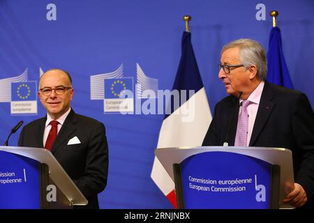 (170206) -- BRUXELLES, le 6 février 2017 -- le Premier ministre français Bernard Cazeneuve (à gauche) et le président de la Commission européenne Jean-Claude Juncker assistent à une conférence de presse à Bruxelles, Belgique, le 6 février 2017. Gong Bin) (gl) eu-BRUSSELS-CAZENEUVE-JUNCKER GongxBing PUBLICATIONxNOTxINxCHN Bruxelles février 6 2017 visite du Premier ministre français Bernard Cazeneuve et du président de la Commission européenne Jean Claude Juncker à une conférence de presse à Bruxelles Belgique LE 6 2017 février Gong am GL eu Bruxelles Cazeneuve Juncker GongxBing PUBLICATIONxNOTxINxCHN Banque D'Images