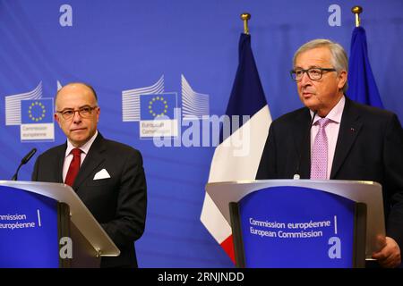 (170206) -- BRUXELLES, le 6 février 2017 -- le Premier ministre français Bernard Cazeneuve (à gauche) et le président de la Commission européenne Jean-Claude Juncker assistent à une conférence de presse à Bruxelles, Belgique, le 6 février 2017. Gong Bin) (gl) eu-BRUSSELS-CAZENEUVE-JUNCKER GongxBing PUBLICATIONxNOTxINxCHN Bruxelles février 6 2017 visite du Premier ministre français Bernard Cazeneuve et du président de la Commission européenne Jean Claude Juncker à une conférence de presse à Bruxelles Belgique LE 6 2017 février Gong am GL eu Bruxelles Cazeneuve Juncker GongxBing PUBLICATIONxNOTxINxCHN Banque D'Images