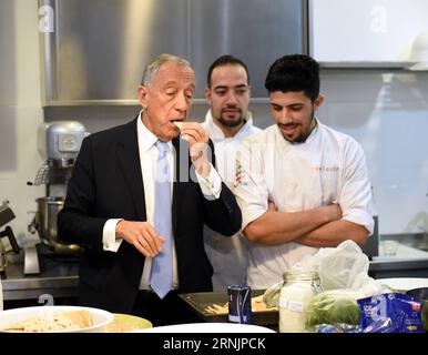 Le président portugais Marcelo Rebelo de Sousa (L) goûte les aliments préparés par les réfugiés à Lisbonne, Portugal, le 8 février 2017. Le président portugais Marcelo Rebelo de Sousa a déjeuné mercredi avec les réfugiés à Lisbonne, dans un geste symbolique pour accueillir les réfugiés. Le Portugal a accepté d'accueillir 10 000 réfugiés l'année dernière, bien que le nombre de réfugiés arrivant ici ait été assez faible. )(yk) PORTUGAL-LISBON-PRESIDENT-REFUGEES-LUNCH ZhangxLiyun PUBLICATIONxNOTxINxCHN Président PORTUGAIS Marcelo Rebelo de Sousa l goûtes alimentaires faites par les réfugiés à Lisbonne Portugal février 8 2017 Président PORTUGAIS Marcelo Rebelo Banque D'Images