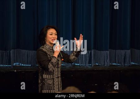 (170210) -- TEL AVIV, le 9 février 2017 -- Jin Xing, animateur populaire de talk show et danseur chinois, prononce un discours lors de la représentation du Jinxing Dance Theatre à tel Aviv, Israël, le 9 février 2017. La représentation faisait partie des célébrations du 25e anniversaire de l'établissement des relations diplomatiques entre la Chine et Israël. (yk) ISRAEL-TEL AVIV-DANCE-JINXING DANCE Theatre GuoxYu PUBLICATIONxNOTxINxCHN 170210 tel Aviv février 9 2017 Jin Xing China S Popular Talk Show animateur et artiste danseur prononce un discours lors de Jinxing Dance Theatre S Performance à tel Aviv Israël LE 9 février Banque D'Images