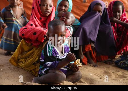 Des enfants sont vus au camp de Misan Internally Displaced Persons (IDP), Mogadiscio, capitale de la Somalie, le 12 février 2017. Le camp de déplacés internes de Misan est situé à la périphérie de Mogadiscio. Selon Polish Humanitarianism action, 193 maisons occupent ici. Le Bureau des Nations Unies pour les affaires humanitaires (OCHA) indique que le nombre de personnes ayant besoin d'aide en Somalie est passé à 6,2 millions, soit environ la moitié de la population. Près de trois millions de personnes sont classées comme confrontées à une crise et à une insécurité alimentaire urgente. )(gj) SOMALIE-MOGADISCIO-CAMP DE PDI PanxSiwei PUBLICATIONxNOTxINxCHN les enfants sont des lacs À Misan Banque D'Images