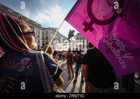 Madrid, Espagne. 01 septembre 2023. Une manifestante tient un drapeau féministe lors de la manifestation à Puerta del sol. Libres y Combativas, la plate-forme féministe promue par le syndicat des étudiants et la gauche révolutionnaire, a appelé à manifester dans toute l'Espagne contre Luis Rubiales, président suspendu de la RFEF. Une nouvelle manifestation contre le président de la Fédération royale espagnole de football a lieu à la Puerta del sol de Madrid. Crédit : SOPA Images Limited/Alamy Live News Banque D'Images