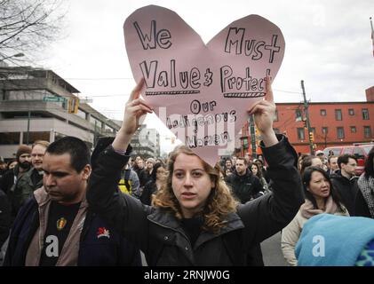 Frauen demonstrieren à Vancouver, Kanada Une participante tient un panneau en forme de cœur pendant la Marche commémorative des femmes à Vancouver, Canada, le 14 février 2017. Des milliers de personnes assistent à la 27e Marche commémorative annuelle des femmes pour commémorer les femmes décédées à cause de violence mentale et émotionnelle et pour attirer l'attention du public sur la question de la violence faite aux femmes.)(gj) CANADA-VANCOUVER-WOMEN's MEMORIAL MARCH LiangxSen PUBLICATIONxNOTxINxCHN des femmes manifestent à Vancouver Canada une participante tient un signe en forme de cœur pendant la Marche commémorative des femmes S à Vancouver Canada F Banque D'Images