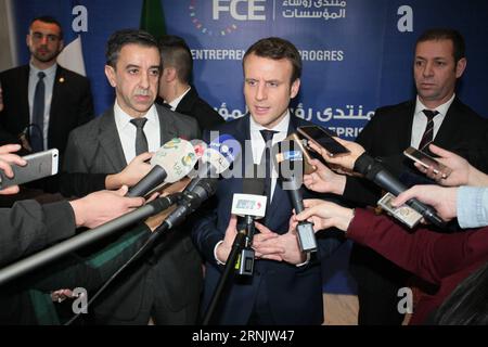 (170214) -- ALGER, 14 février 2017 () -- le candidat à la présidence française Emmanuel Macron (C) s'adresse aux médias après une réception organisée par le président du Forum algérien des chefs d'entreprise Ali Haddad (2e L) à Alger, Algérie, le 14 février 2017. Le candidat à la présidence française Emmanuel Macron a entamé lundi une visite de deux jours en Algérie dans le cadre de sa campagne pour gagner des voix de ressortissants franco-algériens établis en France. () ALGÉRIE-ALGER-FRANCE PRESIDENTCY CANDIDAT-VISITE Xinhua PUBLICATIONxNOTxINxCHN 170214 Alger février 14 2017 le candidat à la présidence française Emmanuel Macron C parle à Med Banque D'Images