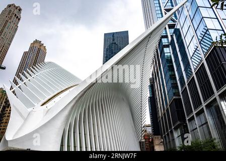 L'Oculus est une plaque tournante des transports et un centre commercial situé dans Lower Manhattan, New York City. Banque D'Images