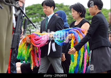 (170215) -- SINGAPOUR, 15 février 2017 -- des représentants de la communauté japonaise ont posé des grues en papier fabriquées par des étudiants japonais à Singapour au cimetière de guerre de Kranji, Singapour, le 15 février 2017. La Chambre chinoise de commerce et d'industrie de Singapour (SCCCI) a tenu mercredi le 50e service commémoratif de guerre pour commémorer les victimes civiles de l'occupation japonaise. (Sxk) SINGAPOUR-CHUTE PENDANT LA Seconde GUERRE MONDIALE-75E ANNIVERSAIRE ThenxChihxWey PUBLICATIONxNOTxINxCHN 170215 Singapour février 15 2017 représentants de la communauté japonaise Lay papier grues faites par des étudiants japonais à Singapour à Kranji was Cemet Banque D'Images