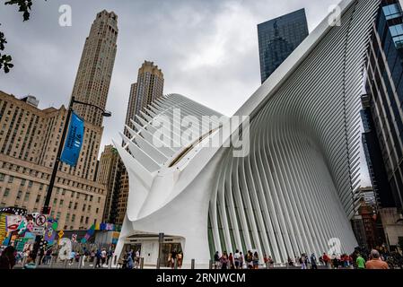 L'Oculus est une plaque tournante des transports et un centre commercial situé dans Lower Manhattan, New York City. Banque D'Images