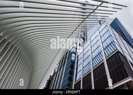 L'Oculus est une plaque tournante des transports et un centre commercial situé dans Lower Manhattan, New York City. Banque D'Images