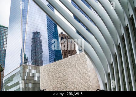 L'Oculus est une plaque tournante des transports et un centre commercial situé dans Lower Manhattan, New York City. Banque D'Images