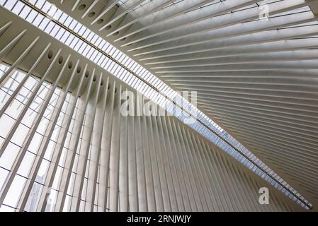 L'Oculus est une plaque tournante des transports et un centre commercial situé dans Lower Manhattan, New York City. Banque D'Images