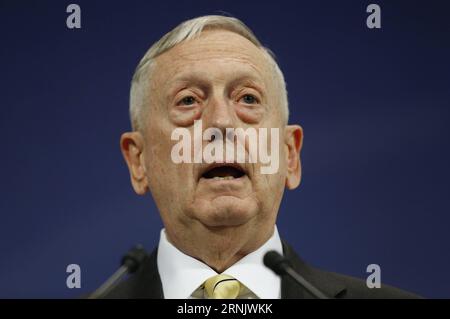 (170216) -- BRUXELLES, le 16 février 2017 -- le secrétaire américain à la Défense, James Mattis, prononce une conférence de presse après une réunion de deux jours des ministres de la Défense des pays de l'OTAN à son siège à Bruxelles, Belgique, le 16 février 2017.) (Zjy) BELGIQUE-BRUXELLES-OTAN-RÉUNION DES MINISTRES DE LA DÉFENSE YexPingfan PUBLICATIONxNOTxINxCHN 170216 Bruxelles février 16 2017 le Secrétaire d'État à la Défense James Mattis prononce une conférence de presse après une réunion de deux jours des ministres de la Défense de l'OTAN à Bruxelles Belgique février 16 2017 zjy Belgique Bruxelles Réunion des ministres de la Défense de l'OTAN YexPingfan PUBLICATIONxNOTxINxCHN Banque D'Images