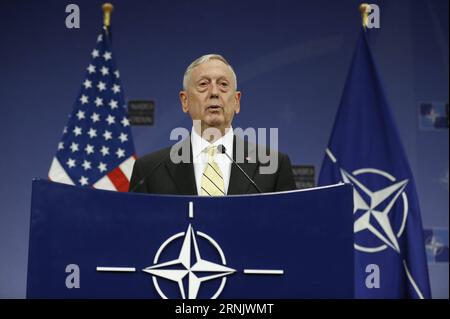 (170216) -- BRUXELLES, le 16 février 2017 -- le secrétaire américain à la Défense, James Mattis, prononce une conférence de presse après une réunion de deux jours des ministres de la Défense des pays de l'OTAN à son siège à Bruxelles, Belgique, le 16 février 2017.) (Zjy) BELGIQUE-BRUXELLES-OTAN-RÉUNION DES MINISTRES DE LA DÉFENSE YexPingfan PUBLICATIONxNOTxINxCHN 170216 Bruxelles février 16 2017 le Secrétaire d'État à la Défense James Mattis prononce une conférence de presse après une réunion de deux jours des ministres de la Défense de l'OTAN à Bruxelles Belgique février 16 2017 zjy Belgique Bruxelles Réunion des ministres de la Défense de l'OTAN YexPingfan PUBLICATIONxNOTxINxCHN Banque D'Images