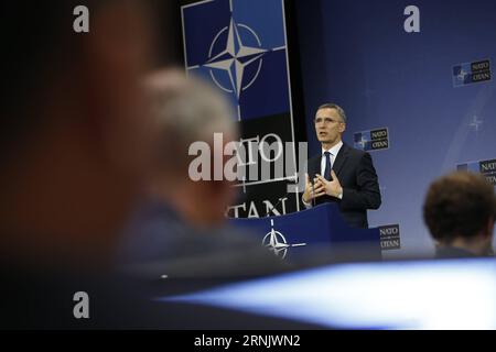 (170216) -- BRUXELLES, le 16 février 2017 -- le secrétaire général de l'OTAN, Jens Stoltenberg, prononce une conférence de presse à l'issue d'une réunion de deux jours des ministres de la Défense des pays de l'OTAN à son siège à Bruxelles, en Belgique, le 16 février 2017.) (Zjy) BELGIQUE-BRUXELLES-OTAN-RÉUNION DES MINISTRES DE LA DÉFENSE YexPingfan PUBLICATIONxNOTxINxCHN 170216 Bruxelles février 16 2017 le secrétaire général de l'OTAN, Jens Stoltenberg, prononce une conférence de presse après une réunion de deux jours des ministres de la Défense de l'OTAN à Bruxelles Belgique février 16 2017 zjy Belgique Bruxelles Réunion des ministres de la Défense de l'OTAN YexPingfan PUBLICATIONxNOTxNOTxINxCHN Banque D'Images